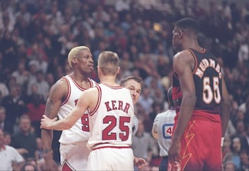 Otro que comenz¨® en los Bad Boys, donde ya le llamaban The Worm, el Gusano. Pero despu¨¦s fue escudero de Michael Jordan en los Bulls, pas¨® por Lakers, Spurs, Mavericks¡ Da para una de las biograf¨ªas m¨¢s particulares de la historia de la NBA su colecci¨®n de extravagancias, problemas con los ¨¢rbitros, actos de indisciplina, esc¨¢ndalos, titulares en la prensa rosa¡ Antes de todo eso, de los vestidos de novia y los tintes para el pelo, hac¨ªa todo lo que le ped¨ªan los Pistons: golpes a Scottie Pippen, peleas con Alonzo Mourning, empujones y teatro para sacar de quicio a Karl Malone¡ Y de ah¨ª, de lo deportivo, a las fiestas en Las Vegas cuando jugaba en los Bulls y sus l¨ªos de indisciplina en su final con Lakers, Mavericks¡
