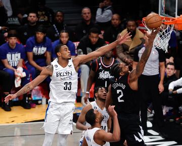 Nic Claxton (Brooklyn Nets) trata de taponar a Kawhi Leonard (Los Angeles Clippers)