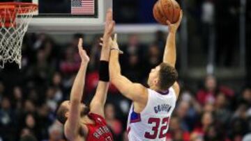 Blake Griffin supera a Jonas Valanciunas. 