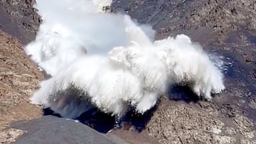 Hielo y nieve chocando contra una piedra y saltando por los aires en una avalancha producida por el colapso de un glaciar en las monta&ntilde;as de Tian Shan, Kirguist&aacute;n.
