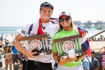 Los hawaianos Cody Young y Brisa Hennessy han sido los mejores en categoría Junior del Vans US Open of Surfing 217.