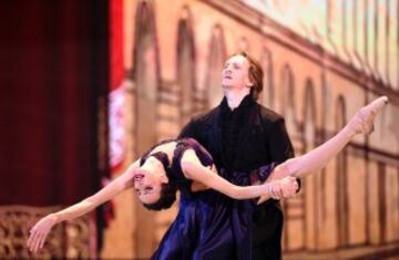 Espectáculo en el escenario del sorteo de la fase previa para el mundial de Rusia 2018.