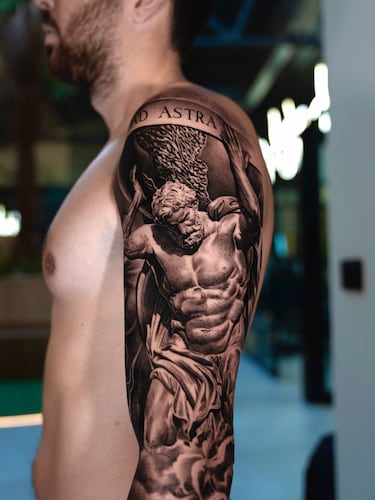 El influencer tenía la piel limpia de tinta y se tatuó una obra de arte de Ganga en el brazo.