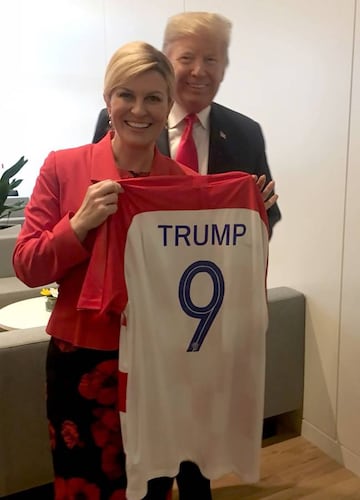 Kolinda Grabar-Kitarovic regaló a Donald Trump otra camiseta con su nombre.