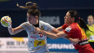 Podgorica (Montenegro), 05/11/2022.- Spain's Carmen Campos Costa (L) in action against Montenegro's Itana Grbic (R) during the preliminary round match between Montenegro and Spain of the Women EHF EURO 2022 in Podgorica, Montenegro, 05 November 2022. (Balonmano, España) EFE/EPA/BORIS PEJOVIC
