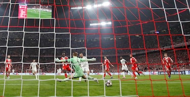 3-2. Transición de vértigo del Real Madrid. Vinicius conecta con Kylian Mbappé dentro del área y en el mano a mano, supera a Manuel Neuer.