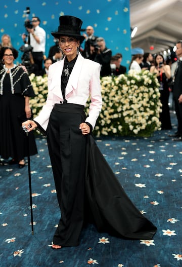 Tiffany Raja posando a su llegada a la MET Gala 2025.