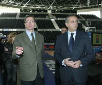 En 2007, con el entonces alcalde de Madrid, Alberto Ruiz Gallardón, presentando el Eurobasket.