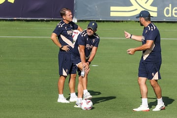 Paco López acompañado de su cuerpo técnico. A la izquierda, Manu Poblaciones y a la derecha, Nico Bosch.