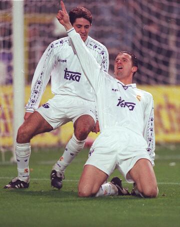 Mijatovic celebra un gol con la elástica del Real Madrid. 