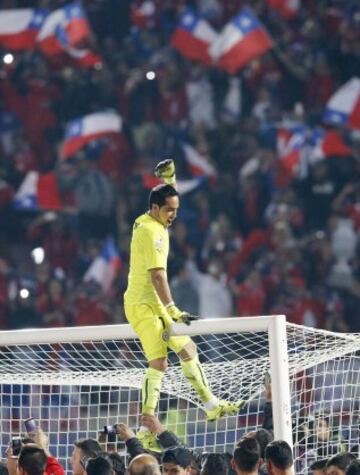 Claudio Bravo, portero de Barcelona y capitán de la selección chilena campeona de la Copa América, cumple hoy 13 de abril 33 años.