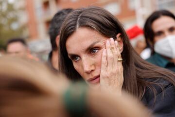  La reina Letizia, emocionada durante su visita a Paiporta este domingo.