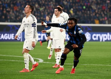 2-3. El jugador nigeriano del Atalanta celebra el segundo tanto.