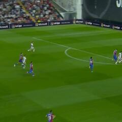 Es de traca lo que le hizo Falcao a Piqué... ¡qué golazo!