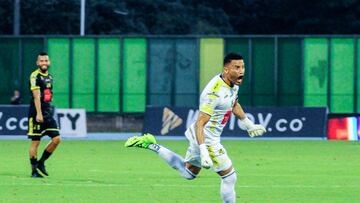 BARRANCABERMEJA - COLOMBIA, 19-03-2022: Jose Luis Chunga de Alianza Petrolera celebra despues anotar el gol a Aguilas Doradas Rionegro durante partido de la fecha 11 entre Alianza Petrolera y Aguilas Doradas Rionegro por la Liga BetPlay DIMAYOR I 2022, en el estadio Daniel Villa Zapata de la ciudad de Barrancabermeja. / Jose Luis Chunga of Alianza Petrolera celebrates after scoring the goal to Aguilas Doradas Rionegro during a match of the 11th date between Alianza Petrolera and Aguilas Doradas Rionegro, for the BetPlay DIMAYOR I 2022 League at the Daniel Villa Zapata Stadium in Barrancabermeja city. / Photo: VizzorImage / Jose D. Martinez / Cont.