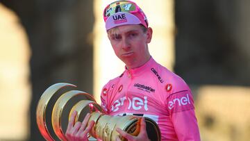 Tadej Pogacar, con el Trofeo Senza Fine de campeón del Giro.