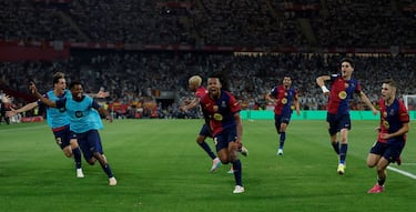 3-2. Jules Koundé celebra el tercer gol con sus compañeros de equipo.