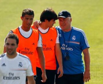 Ancelotti charla con Kaká junto a Cristiano Ronaldo.