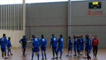 <b>SITUACIÓN. </b>El equipo tuvo que volver a entrenarse en pabellón.