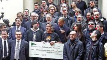 <b>ACTO SOLIDARIO CON UNA ONG.</b> El libro solidario Relatos del Mundial (Relats del Mundial), escrito por periodistas deportivos, recaudó 55.100 euros para la ONG Payasos sin Fronteras. Pep Guardiola apadrinó el sexto volumen y entregó esta cantidad a Jaume Fortuny, Tortell Poltrona. Entre los autores está Santi Giménez, redactor jefe de este diario. En la próxima edición participarán periodistas de toda España. Estará el director de AS, Alfredo Relaño.