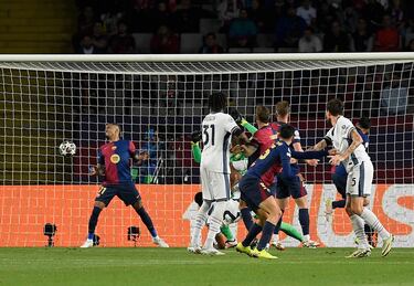 0-2. Córner que lanza Federico Dimarco, toca Francesco Acerbi y Denzel Dumfries empalma de volea para marcar desde el corazón del área.