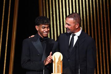 El exfutbolista holandés Ruud Gullit entrega el Trofeo Kopa al mejor jugador sub-21 al delantero español del Barcelona Lamine Yamal durante la ceremonia del Balón de Oro 2024.