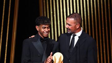El exfutbolista holandés Ruud Gullit entrega el Trofeo Kopa al mejor jugador sub-21 al delantero español del Barcelona Lamine Yamal durante la ceremonia del Balón de Oro 2024.