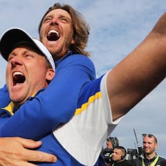 Fiesta en París: Molinari se bañó en birra, Poulter se disfrazó...