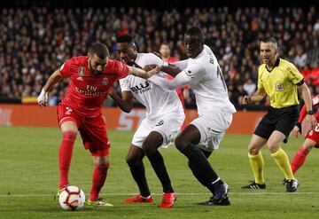 Karim Benzema con Geoffrey Kondogbia y Mouctar Diakhaby.