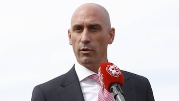 Rubiales le regala una camiseta del Athletic a la ministra de Exteriores