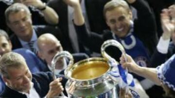 <b>LA OREJONA. </b>Abramovich celebra el título con Drogba y David Luiz.