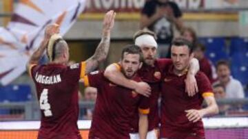 Los jugadores de la Roma celebran un gol.