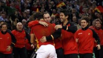 <b>ALEGRÍA DESBORDADA. </b>Todo el equipo español, con el capitán Albert Costa a la cabeza, corren hacia Nadal después de que éste sumase el punto decisivo ante Del Potro.