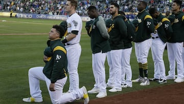 El otrora catcher de los Athletics fue el único jugador en toda la Gran Carpa en arrollidarse durante el himno nacional y eso podría costarle la carrera.