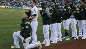 El otrora catcher de los Athletics fue el &uacute;nico jugador en toda la Gran Carpa en arrollidarse durante el himno nacional y eso podr&iacute;a costarle la carrera.