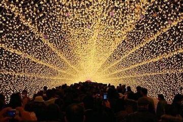 Así de bonito lució la iluminación del pueblo zamorano de Puebla de Sanabria durante el ensayo general tras ganar el concurso navideño de Ferrero Rocher para ser la localidad mejor iluminada de España. 