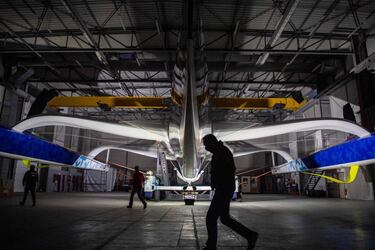 El objeto de la imagen puede parecer un avión o incluso una extraña nave espacial, pero nada más lejos de la realidad. Se trata de un velero multicasco, el nuevo Banque Populaire XI Ultim, en el que un grupo de trabajadores realiza los últimos preparativos para ser lanzado al mar en un cobertizo para embarcaciones en Lorient, Francia.