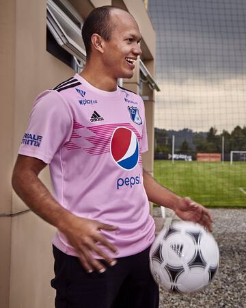 Millonarios lanzó su camiseta alternativa para 2020 de color rosado y con un diseño basado en la que usó Alemania en el Mundial de 1990.