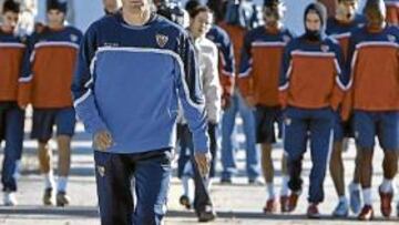 <b>DECIDIDO. </b>Jiménez camina por delante de la plantilla tras el entrenamiento de ayer. El técnico andaluz es consciente de que necesita un golpe de efecto para aparcar las inquietudes.