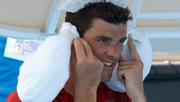 El tenista canadiense Frank Dancevic combate el calor durante el Open de Australia 2014.