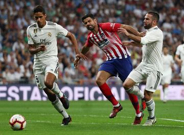 Diego Costa con Varane y Carvajal.