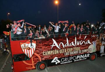 Los jugadores del Sevilla celebran el título de la Europa League 2006.