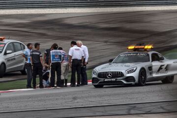Oficiales de la FIA comprueban la pista después de que el piloto francés Romain Grosjean.