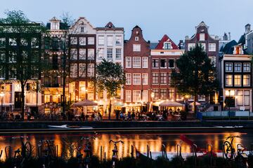 Comida: desde las 12:00 hasta las 13:30 horas | Cena: desde las 17:30 hasta las 18:30 horas. En la foto, una estampa de Amsterdam al anochecer.