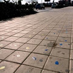 ¿Por qué hay tantas manchas negras en las aceras de las calles en España y qué son?