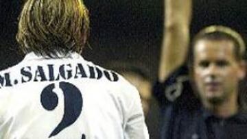 <b>PEQUEÑO PIQUE.</b> En el encuentro Real Madrid-Barcelona hubo pequeños piques en el terreno de juego, pero no hubo incidentes graves y sólo expulsaron a Salgado por doble amarilla.