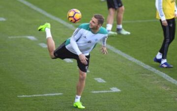 (1981 Puerto de Santa María, Cádiz): se crió en las categorías inferiores del Betis desde bien pequeñito. Tuvo varias ofertas del Real Madrid pero nunca se hizo oficial su traspaso. Estuvo cinco temporadas en el Valencia, después dos en el Málaga y finalmente dos en la Fiorentina antes de regresar al equipo de su corazón. Fue un habitual en la Selección Española. 
