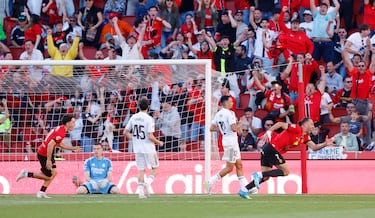 El Mallorca, que parecía dejar escapar el triunfo, vuelve a salir del descenso. Y, como no podía ser de otra forma, de la mano de Muriqi. Su Pirata recibió un balón dentro del área y la mandó a guardar con un violento zapatazo. Rompe a llorar el kosovar después de duras semanas para él.