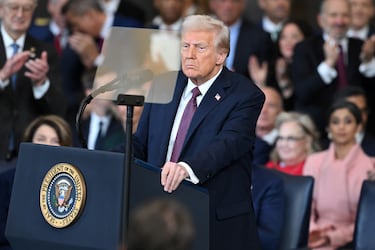 Tras la juramentación del presidente y vicepresidente entrante, Donald Trump toma el estrado para ofrecer su primer discurso como el 47° presidente electo de los Estados Unidos. 