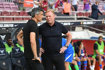 Saludo de los entrenadores Imanol Alguacil y Ronald Koeman.